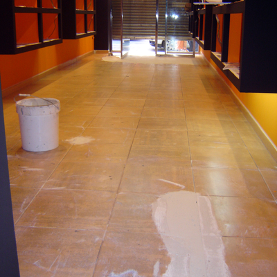 SUELO TIENDA ANTES DE MICROCEMENTO