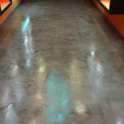 SUELO TIENDA DESPUES DE MICROCEMENTO