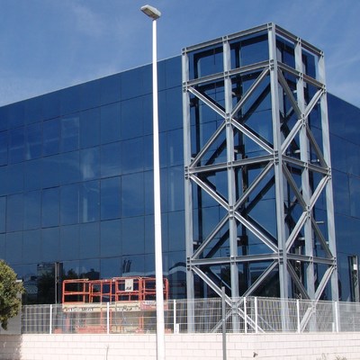 SUMINISTRO E INSTALACION DE FACHADAS DE MURO CORTINA, TANTO ESTRUCTURAL, TAPETA, PARRILLA, GRAMPONES, ..