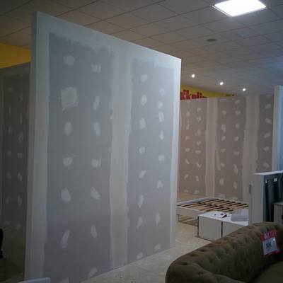 Tabiques en una exposición de muebles.