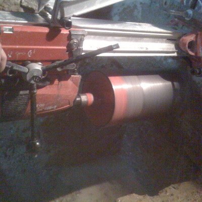 Trabajo de apertura de agujeros en muro pantalla de hormigón