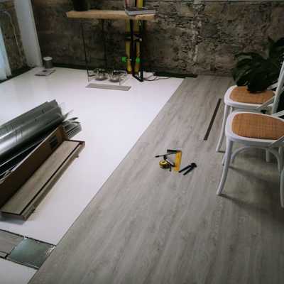 Colocación tarima y césped artificial