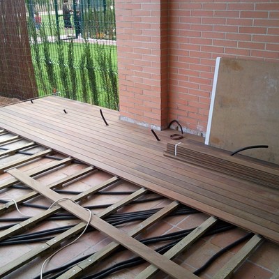 TARIMA EXTERIOR IPE CON FOCOS LED EMPOTRADOS