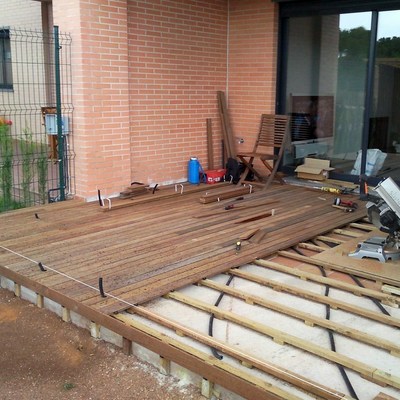 TARIMA EXTERIOR IPE CON FOCOS LED EMPOTRADOS