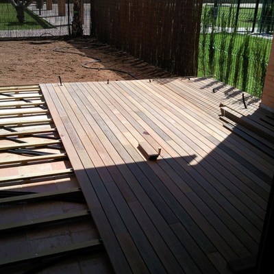 TARIMA EXTERIOR IPE CON FOCOS LED EMPOTRADOS