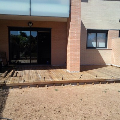 TARIMA EXTERIOR IPE CON FOCOS LED EMPOTRADOS