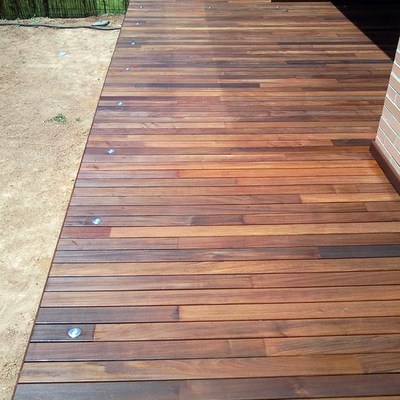 TARIMA EXTERIOR IPE CON FOCOS LED EMPOTRADOS