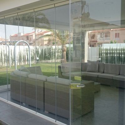 Cortina de vidrio corredera-batiente en Alicante