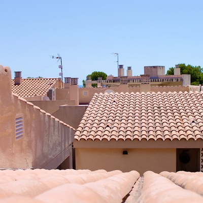 Reparación de un tejado por falta de ventilación