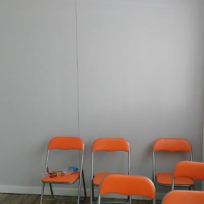 Tabique con puerta móvil