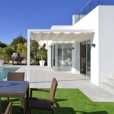 Terraza con pérgola de aluminio y tela