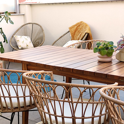 Terraza decorada con piezas en acabados naturales como maderas y fibras naturales.