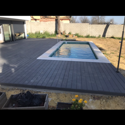 Terraza junto a piscina