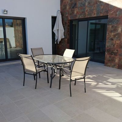 Terraza que comunica salón y cocina