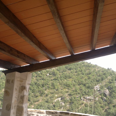 Teulada amb bigues de formigó imitació a fusta i encadellats ceràmics.