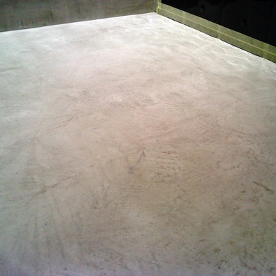 textura del microcemento en el suelo del baño