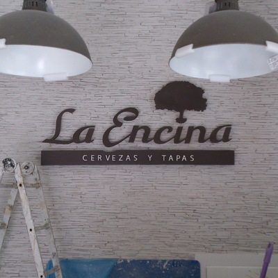 Tipografía con corpóreas sobre panel piedra