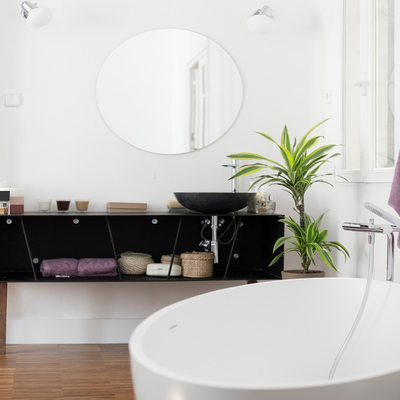 Tocador y bañera exentos en dormitorio de loft