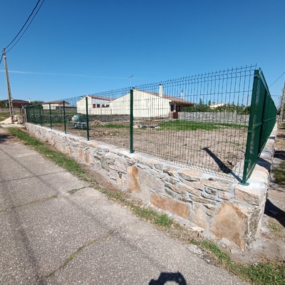 Construcción de muro de piedra