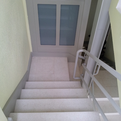 Ascensor interior con nueva escalera exterior