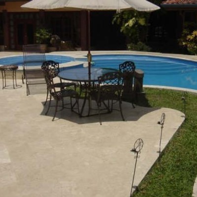  EXTERIOR EN TRAVERTINO ÁGATA.