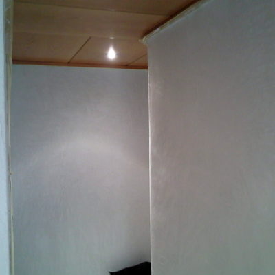 Paredes del pasillo ya sin gotelé, preparadas para pintar