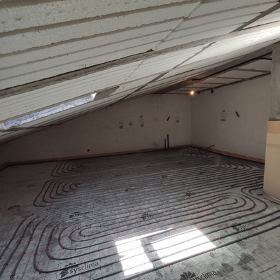 INSTALACION DE SUELO RADIANTE Y BOMBA DE CALOR AEROTERMICA EDIFICIO OFICINAS EN O PORRIÑO