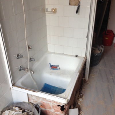 Reforma de baño completa con cenefa doblada