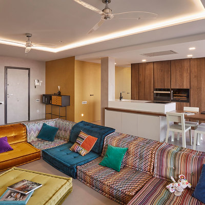 Un áticco con estilo, salón, entrada y pasillo.