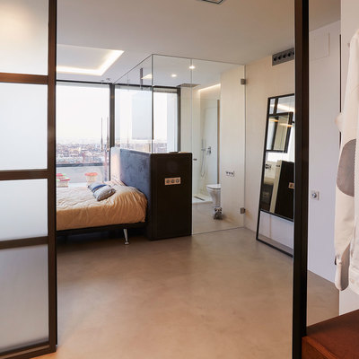 Un ático con estilo, habitación principal y vestidor.