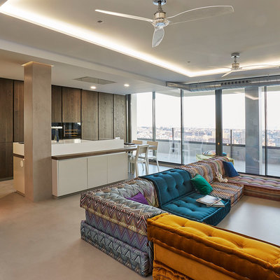 Un ático con estilo, zona salón y cocina.