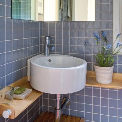 Un detalle de un pequeño baño