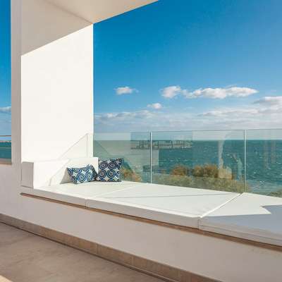 Una terraza con vistas al mar