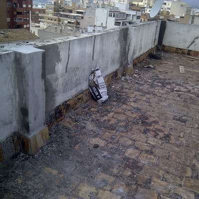 UNA VEZ REPARADOS LOS MUROS