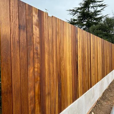 Vallado vertical en madera de iroko