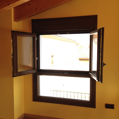 Ventana con fijo inferior abierta dos hojas