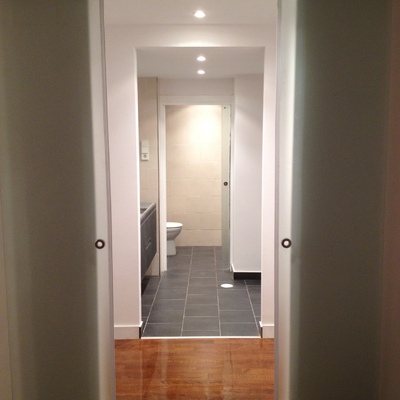 Vestidor abierto al baño principal con puertas de cristal