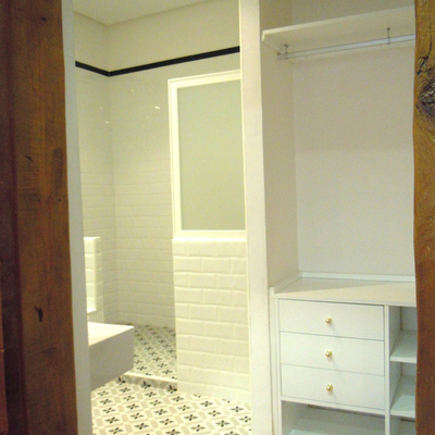 Vestidor y baño del dormitorio principal
