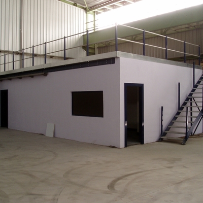 Vestuarios, oficina y almacén en pabellón industrial.