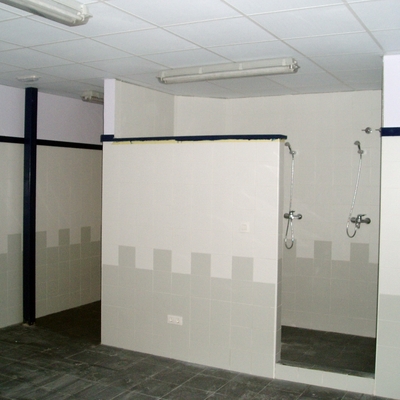 Vestuarios, oficina y almacén de pabellón industrial.