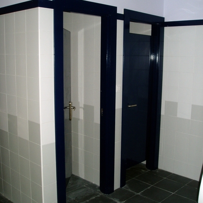 Vestuarios, oficina y almacén de pabellón industrial.