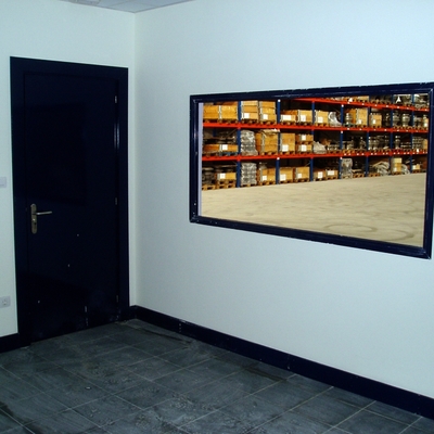 Vestuarios, oficina y almacén de pabellón industrial.