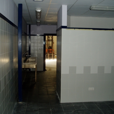 Vestuarios, oficina y almacén de pabellón industrial.