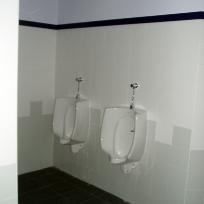 Vestuarios, oficina y almacén de pabellón industrial.