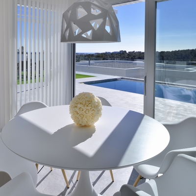 mesa con vistas a la piscina