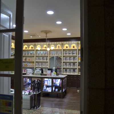 Restauración de oficina de farmacia en Padrón