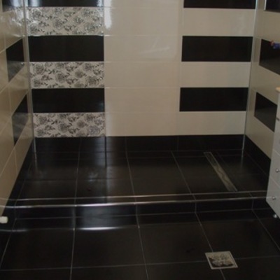 Bano contraste Blanco y negro, ducha de obra,