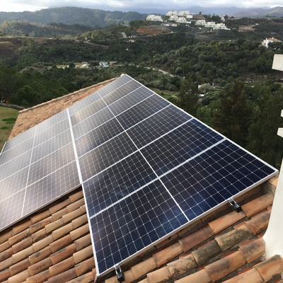 Instalación fotovoltaica de autoconsumo con integración arquitectónica de bajo impacto visual