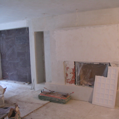 Diseño de una pared con chimenea y depósito de leña