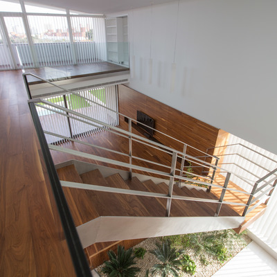 Vista de doble altura sobre el Salón con estudio biblioteca al fondo
